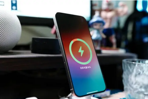 板桥镇苹果15换屏服务分享用什么充电器给iPhone15充电更好 